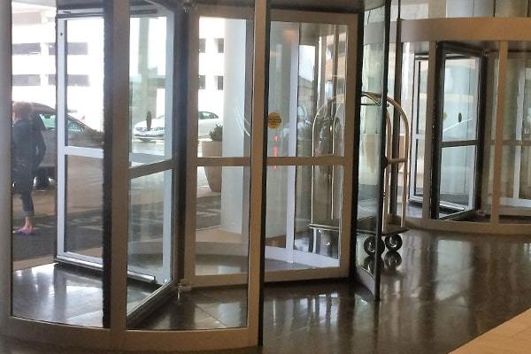revolving-automatic-pedestrian-doors-in-a-hotel-entrance