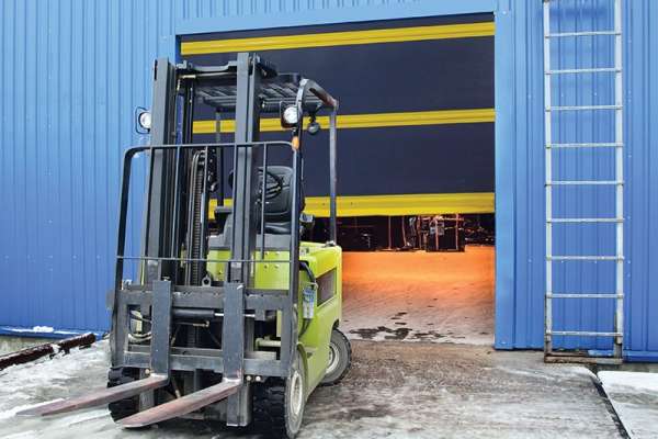 forklift-outside-high-speed-door